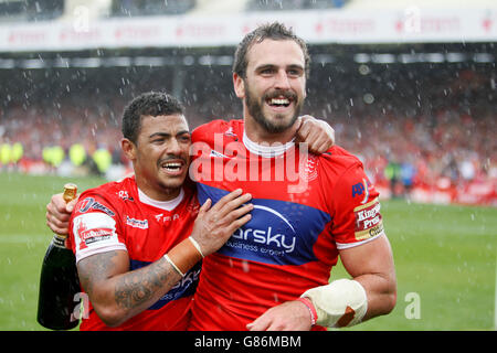 Hull Kr's Josh Mantellato (rechts) feiert mit Hull Kr's Kieran Dixon, nachdem KR das Halbfinale des Challenge Cup im Headingley Carnegie Stadium, Leeds, gewonnen hat. Stockfoto