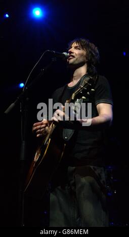 Der Singer-Songwriter James Blunt spielt während seiner UK-Tournee live auf der Bühne, um sein Debütalbum 'Back To Bedlam' anzuschließen. Stockfoto