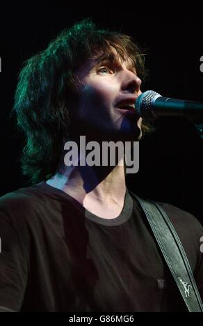 Der Singer-Songwriter James Blunt spielt während seiner UK-Tournee live auf der Bühne, um sein Debütalbum 'Back To Bedlam' anzuschließen. Stockfoto