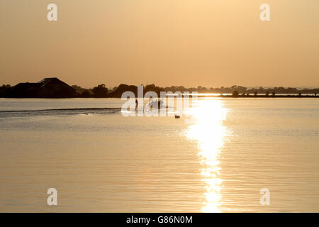 Abend-Wasserski am Lough Neagh, Nordirland Stockfoto