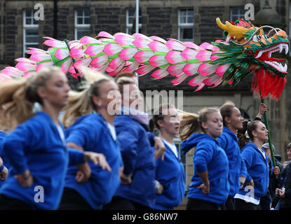 The Royal Edinburgh Military Tattoo Highland Dancers at Redford Cavalry Barracks in Edinburgh, treten bei einer Probe für das Royal Edinburgh Military Tattoo auf, das am 7. August auf der Schlosspromenade im Edinburgh Castle beginnt. Stockfoto