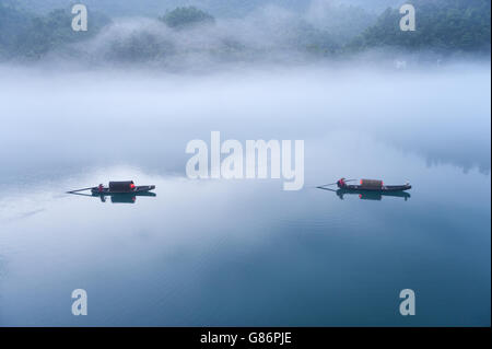 Zwei traditionelle Boote am Fluss im Nebel, Chenzhou, Hunan, China Stockfoto