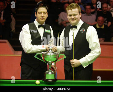 Snooker – Finale der Embassy World Championship 2005 – Matthew Stevens gegen Shaun Murphy – The Crucible. Matthew Stevens und Shaun Murphy schütteln sich die Hände vor der ersten Sitzung des Endfinales der Botschaft-Weltmeisterschaft 2005 Stockfoto