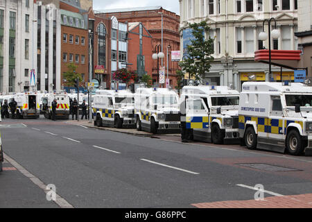 PSNI Fahrzeuge im Stadtzentrum von Belfast, als eine große Sicherheitsoperation im Stadtzentrum vor einer umstrittenen republikanischen Parade und damit verbundenen loyalistischen Proteste im Gange ist. Stockfoto