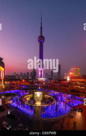 Pearl Tower und Stadt Skyline bei Nacht, Shanghai, China Stockfoto