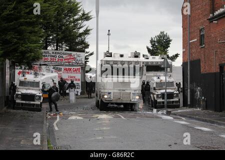 Eine PSNI-Wasserkanone schießt aus dem Gebiet der Oldpark Road in Belfast, nachdem sie eingesetzt wurde, um PSNI-Beamten zu helfen, die von Nationalisten in der Gegend angegriffen wurden, nachdem ein Anti-internierungsmarsch gestoppt wurde, nachdem er die Entscheidung der Paraden-Kommission nicht befolgt hatte. Stockfoto