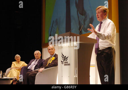 Der liberale Demokrat Charles Kennedy hält eine Rede auf der Maisbörse. Kennedy war bei einer Parteiversammlung in Newbury, an der unter anderem der Kandidat seiner Partei für Newbury und der Abgeordnete David Rendel (Mitte) und Shirley Williams (links) teilnahmen. Stockfoto