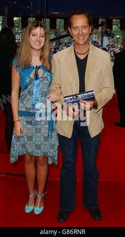 Kingdom Of Heaven Europäische Premiere - Empire Leicester Square. Schauspieler Richard E Grant und seine Tochter Olivia. Stockfoto