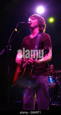 Der Singer-Songwriter James Blunt spielt während seiner UK-Tournee live auf der Bühne, um sein Debütalbum 'Back To Bedlam' anzuschließen. Stockfoto