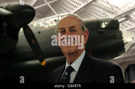 Bob Spencer ein Lancaster Bomber Bomber Aimer mit RAF 1 Gruppe Sqadron 150 Hemswell während des Zweiten Weltkriegs. Kriegsveteranen versammelten sich, als die letzten Vorbereitungen für die Feierlichkeiten zum VE-Tag am Wochenende getroffen wurden. Das Cambridgeshire Museum veranstaltet am 7. Und 8. Mai die größte Luftgedenkfeier des VE Day in Großbritannien. Stockfoto