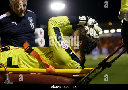 Colchester United Torhüter Sam Walker geht verletzt aus Stockfoto
