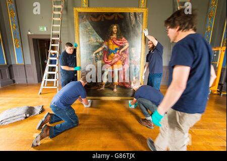 Kunst- und Objektbeweger entfernen das Ölgemälde "James, Duke of York" von Henri Gascar aus dem Queen's House in Greenwich, London, um Teil der bevorstehenden Ausstellung "Pepys: Plauge, Fire, Revolution" im National Maritime Museum im November zu sein. Stockfoto