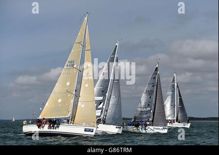 Boote im Klasse 4 IRC Rennen am fünften Tag der Aberdeen Asset Management Cowes Week, Isle of Wight. Stockfoto