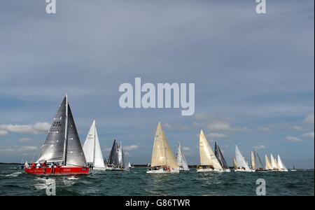 Boote im Klasse 5 IRC Rennen am fünften Tag der Aberdeen Asset Management Cowes Week, Isle of Wight. Stockfoto