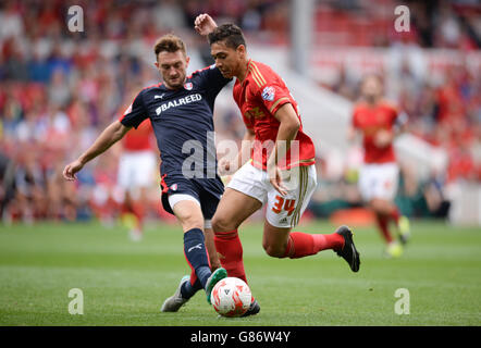 Fußball - Sky Bet Championship - Nottingham Forest / Rotherham United - City Ground. Lee Frecklington von Rotherham United kämpft gegen Tyler Walker von Nottingham Forest um den Ball Stockfoto