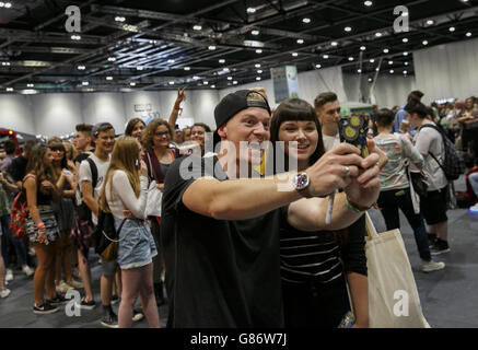 Ben Brown (links) trifft Fans beim YouTube Summer in the City Festival im Excel in London. Stockfoto