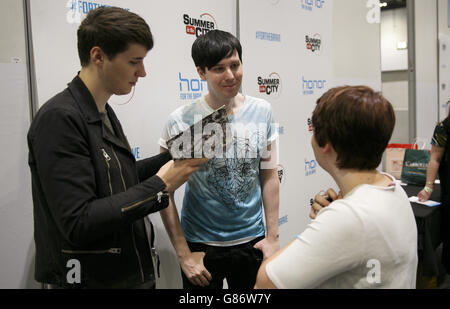 Dan Howell und Phil Lester treffen ihre Fans beim YouTube Summer in the City Festival im Excel in London. Stockfoto