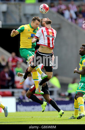 Russell Martin von Norwich City (links) fordert Steven Fletcher von Sunderland während des Spiels der Barclays Premier League im Stadium of Light, Sunderland, auf den Ball. Stockfoto