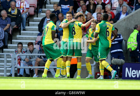 Russell Martin von Norwich City (zweiter links) feiert das erste Tor seiner Mannschaft im Spiel mit seinen Teamkollegen während des Barclays Premier League-Spiels im Stadium of Light, Sunderland. Stockfoto