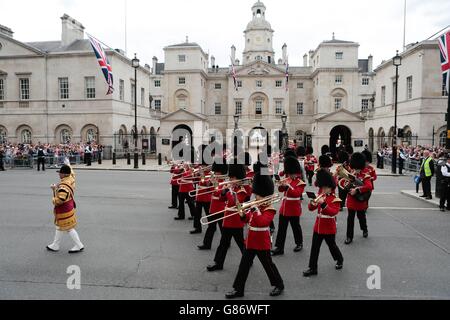 Die Band der Coldstream Guards nimmt an einer Parade durch Whitehall Teil, nachdem sie im Zentrum Londons den 70. Jahrestag des VJ Day gefeiert hat. Stockfoto