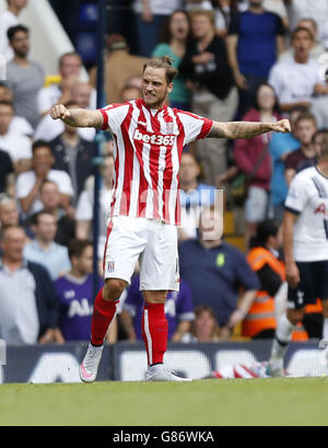 Fußball - Barclays Premier League - Tottenham Hotspur gegen Stoke City - White Hart Lane. Marko Arnautovic von Stoke City feiert ihr zweites Tor von Mame Biram Diouf (nicht im Bild) Stockfoto