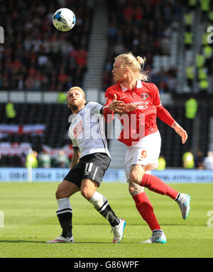 Fußball - Sky Bet Championship - Derby County / Charlton Athletic - iPro Stadium. Johnny Russell von Derby County (links) und Simon Makienok von Charlton Athletic kämpfen um den Ball. Stockfoto