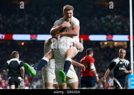 Der englische Jonny May (unten) feiert den dritten Versuch seiner Mannschaft mit seinem Teamkollegen Owen Farrell während des WM-Aufwärmspiels im Twickenham Stadium, London. Stockfoto