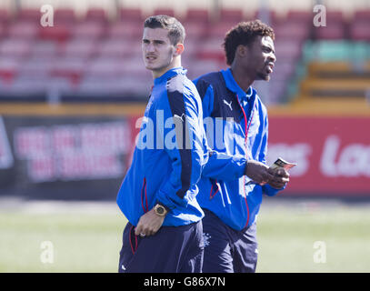 Fußball - Ladbrokes Scottish Championship - Alloa Athletic gegen Rangers - Recreation Park. Nathan Oduwa der Rangers (rechts) und Dominic Ball (links) vor dem Ladbrokes Scottish Championship-Spiel im Recreation Park, Alloa. Stockfoto