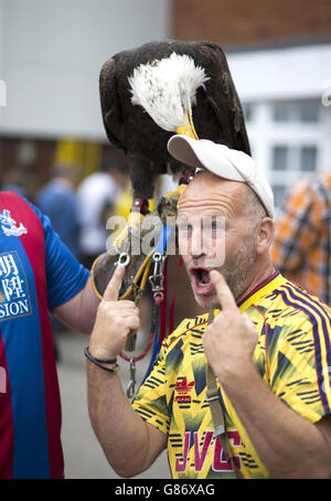 Fußball - Barclays Premier League - Crystal Palace / Arsenal - Selhurst Park. Fans mit Crystal Palace Maskottchen Kayla der Adler Stockfoto