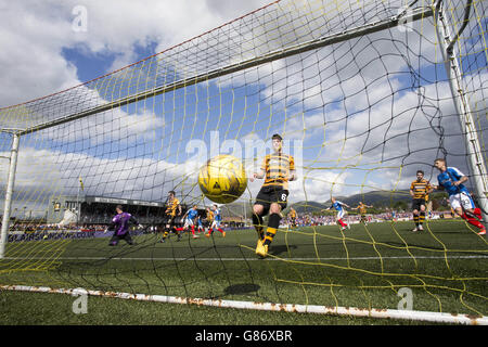 Fußball - Ladbrokes Scottish Championship - Alloa Athletic gegen Rangers - Recreation Park. James Tavernier von den Rangers erzielt das erste Tor des Spiels seiner Seite beim Ladbrokes Scottish Championship-Spiel im Recreation Park, Alloa. Stockfoto