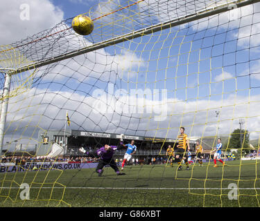 James Tavernier von den Rangers erzielt das erste Tor des Spiels seiner Seite beim Ladbrokes Scottish Championship-Spiel im Recreation Park, Alloa. Stockfoto