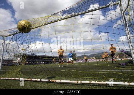 Jason holt von den Rangers erzielt während des Ladbrokes Scottish Championship-Spiels im Recreation Park, Alloa, das dritte Tor seiner Seite. Stockfoto