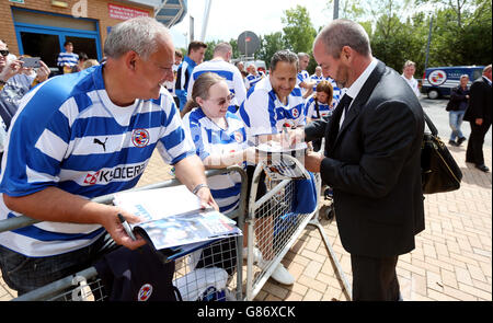 Fußball - Sky Bet Championship - Reading gegen Leeds United - Madejski Stadium. Lesemanager Steve Clarke gibt vor dem Sky Bet Championship-Spiel im Madejski Stadium, Reading, Autogramme für Fans. Stockfoto