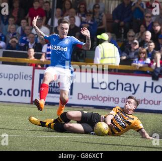 Barrie McKay der Rangers (links) und Jason Marr von Alloa Athletic kämpfen während des Ladbrokes Scottish Championship-Spiels im Recreation Park, Alloa, um den Ball. DRÜCKEN SIE VERBANDSFOTO. Bilddatum: Sonntag, 16. August 2015. Siehe PA Geschichte FUSSBALL Alloa. Bildnachweis sollte lauten: Jeff Holmes/PA Wire. Stockfoto