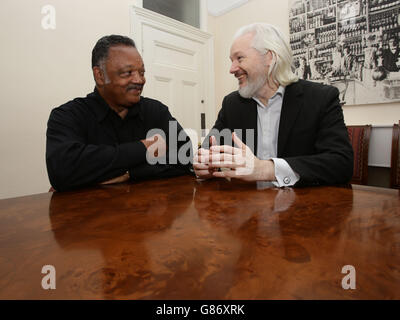 WikiLeaks-Gründer Julian Assange (rechts) mit Reverend Jesse Jackson in der Botschaft Ecuadors in London. Stockfoto