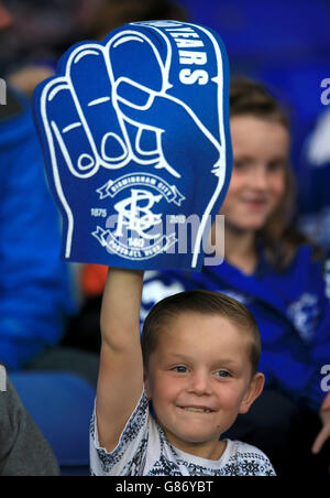 Ein junger Fan von Birmingham City hält vor dem Sky Bet Championship-Spiel in St. Andrews, Birmingham, eine schaumstoffbeente Hand auf der Tribüne. Stockfoto