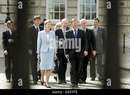 Ulster Unionist Leader, David Trimble (vorne rechts) mit einigen seiner Westminster-Kandidaten, bei einer Pressekonferenz vor der Wahl im Rathaus von Belfast. Stockfoto