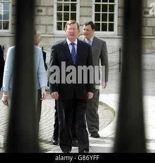 Ulster Unionist Leader, David Trimble (vorne rechts) mit einigen seiner Westminster-Kandidaten, bei einer Pressekonferenz vor der Wahl im Rathaus von Belfast. Stockfoto