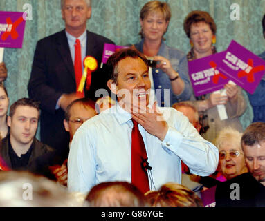 Der britische Premierminister Tony Blair hält eine Rede vor Labour-Anhängern in Rossendale, in der Nähe von Burnley, während eines letzten Drückens, um eine historische dritte Amtszeit zu sichern. Stockfoto