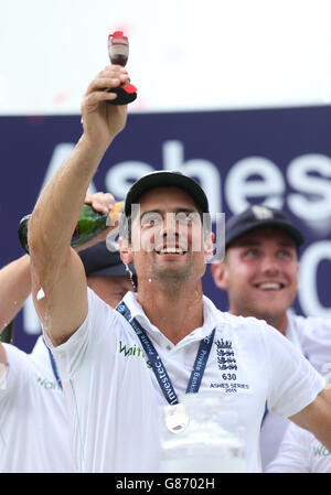 Cricket - Fünfter Investec Ashes Test - England gegen Australien - Tag vier - das Kia Oval. Der englische Kapitän Alastair Cook hebt die Ashes-Urne während des fünften Investec-Ashes-Tests am Kia Oval in London an. Stockfoto