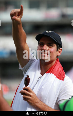 Cricket - Fünfter Investec Ashes Test - England gegen Australien - Tag vier - das Kia Oval. Der englische Kapitän Alastair Cook feiert am vierten Tag des fünften Investec Ashes Tests im Kia Oval, London, mit der Ashes Urne. Stockfoto