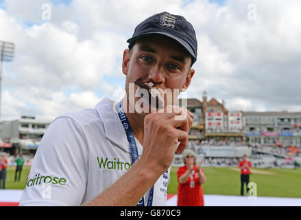 Der englische Stuart Broad feiert am vierten Tag des fünften Investec Ashes Tests im Kia Oval in London seinen Sieg in der Mannschaften-Serie. Stockfoto
