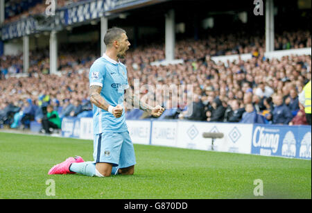 Aleksandar Kolarov von Manchester City feiert das erste Tor seines Spielers während des Spiels in der Barclays Premier League im Goodison Park, Liverpool. Stockfoto