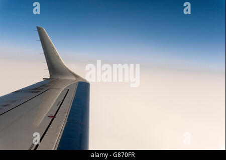 Blick aus dem Flugzeugfenster der Flügelspitze und Wolken Stockfoto