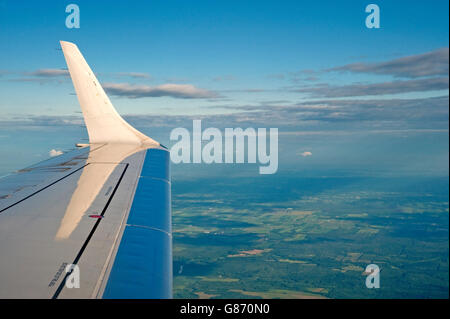 Blick aus dem Flugzeugfenster Flügel und Landschaft Stockfoto