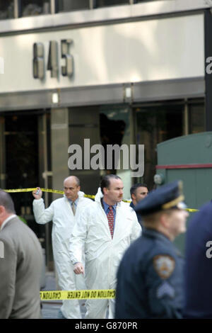 Explosion des britischen Konsulats - New York City. Die Ermittler der Polizei, kurz nachdem das Gebäude durch zwei kleine Bombenangriffe beschädigt wurde. Stockfoto