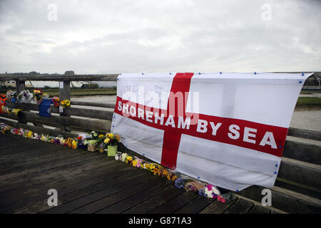 Auf der Old Tollbridge in der Nähe der A27 in Shoreham in West Sussex werden weiterhin Blumen gezollt, während die Suche nach weiteren Opfern der Flugkatastrophe von Shoreham fortgesetzt wird. Stockfoto