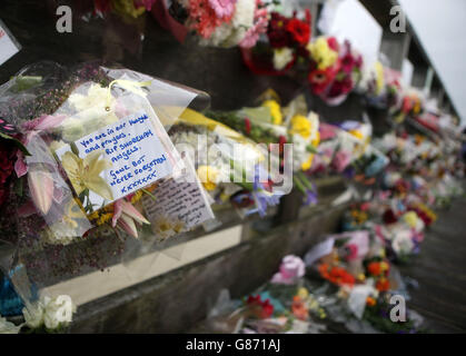 Auf der Old Tollbridge in der Nähe der A27 in Shoreham in West Sussex werden weiterhin florale Tribute hinterlassen, wo mindestens 11 Menschen getötet wurden, als ein Jet, der an einer Flugshow teilnahm, auf einer Hauptstraße abstürzte. Stockfoto