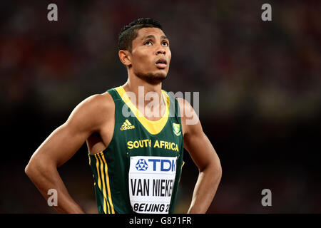 Südafrikas Wayde Van Niekerk vor dem 400-Meter-Finale der Männer am fünften Tag der IAAF-Weltmeisterschaft im Beijing National Stadium, China. Stockfoto