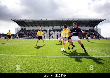 Neil Scally von Falkirk und Steven Payne von Queen of the South Während des letzten Bell's Scottish Football League Championship-Spiels von Die Saison im Falkirk Community Stadium Stockfoto